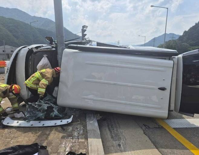 ▲ 신호등을 들이받고 넘어진 사고 차량 [연합뉴스]