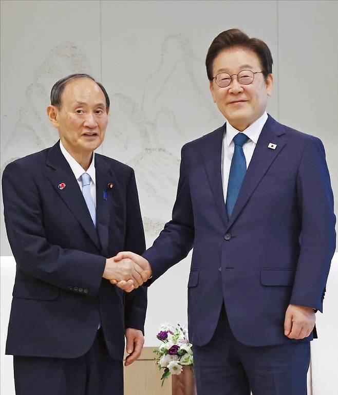 < “한일관계 성공적 첫걸음” > 이재명 대통령이 30일 용산 대통령실에서 일한의원연맹 회장 자격으로 방한한 스가 요시히데 전 일본 총리(왼쪽)와 악수하고 있다. /김범준 기자