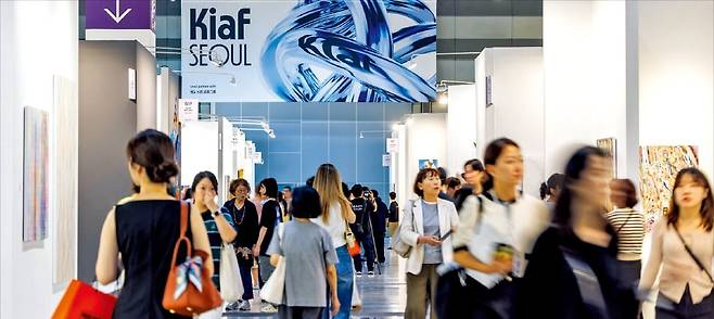 지난해 9월 4일 서울 삼성동 코엑스에서 개막한 ‘한국국제아트페어(KIAF) 2024’. 극심한 미술시장 불황에도 불구하고 관람객은 전년 대비 4000명 가까이 늘어난 8만2000여 명을 기록했다.   /한국화랑협회 제공