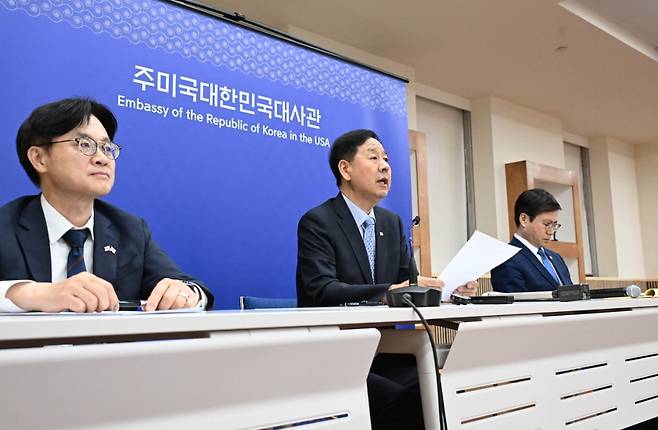 구윤철 경제부총리 겸 기획재정부 장관이 30일(현지시간) 미국 워싱턴DC 주미한국대사관에서 열린 '한-미 통상협의 결과브리핑'에서 발표문을 낭독하고 있다. 왼쪽부터 김정관 산업통상자원부 장관, 구윤철 부총리, 여한구 통상교섭본부장. 사진=연합뉴스