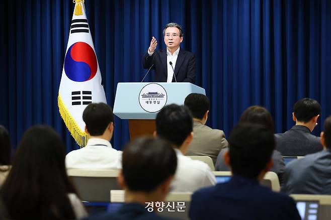 김용범 정책실장이 30일 용산 대통령실에서 비상경제점검TF 관련 브리핑을 마치고 취재진의 질문을 받고 있다. 대통령실사진기자단