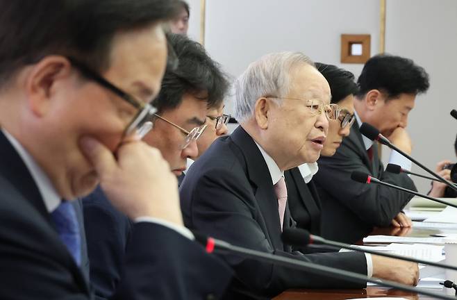 손경식 한국경영자총협회(경총) 회장이 31일 서울 마포구 경총회관에서 노동조합법 관련 긴급 기자회견을 하고 있다. 연합뉴스