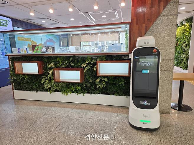 충북도가 ‘로봇 실증사업’을 위해 지난해 대당 6600만원의 예산을 들여 도입한 안내로봇이 도청 청사 신관 민원실 앞에 놓여있는 모습. 이삭 기자.