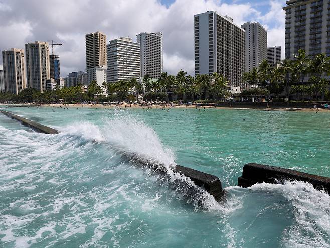 30일(현지시간) 러시아 극동 캄차카반도 인근에서 발생한 지진으로 하와이 지역에 발령됐던 쓰나미 경보가 하향 조정된 가운데 와이키키 해변 근처에 파도가 치고 있다. 로이터연합뉴스