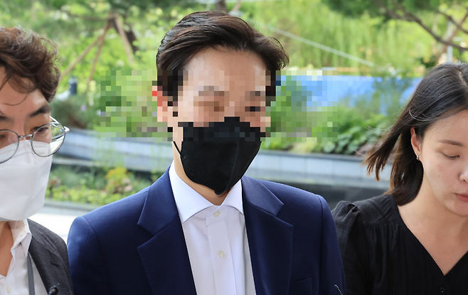 정모 전 행정관이 지난 25일 서울 광화문 kt웨스트에 차려진 김건희 특검으로 출석하고 있다. 연합뉴스