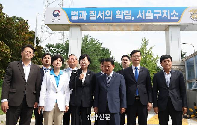 여당의 ‘3대 특검(내란·김건희·순직해병) 종합대응 특별위원회’가 31일 첫 일정으로 윤석열 전 대통령이 수감된 서울구치소를 방문해 면담 전 구치소 앞에서 브리핑하고 있다. 국회사진기자단
