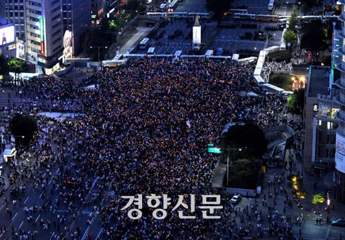 2008년 6월 1일 서울시청에서 집회를 마친 시민들이 청와대로 향하려 거리행진을 시작하고 있다. 경향신문 자료사진