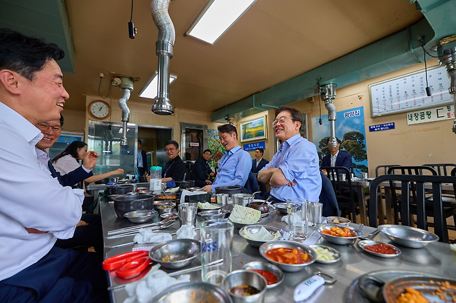 이재명 대통령이 31일 서울  용산구 한 식당에서 강훈식 비서실장 등 참모진과 점심 식사를 하고 있다. 강 비서실장 페이스북 갈무리