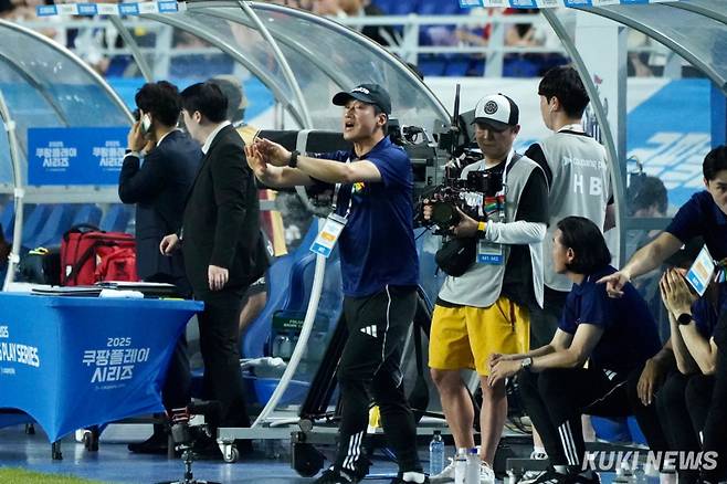 이정효 감독이 30일 오후 8시 수원월드컵경기장에서 열린 ‘2025 쿠팡플레이 시리즈’ 뉴캐슬 유나이티드와 경기에서 선수들을 지도하고 있다. 유희태 기자
