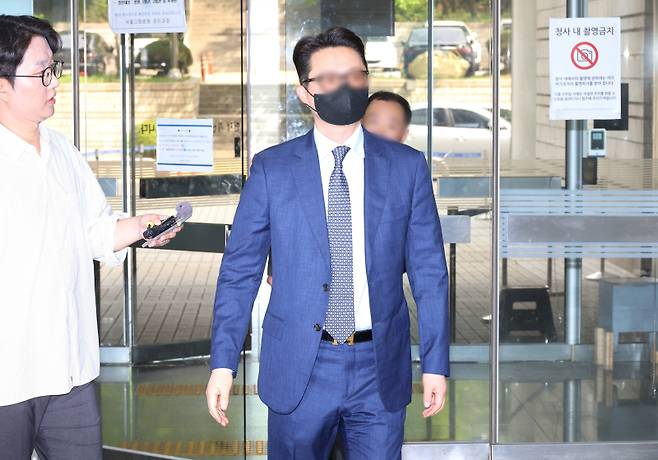 ‘건진법사 청탁 의혹’&nbsp;핵심 인물인 통일교 전 세계본부장 윤모 씨가 30일 영장실질심사를 위해 서울중앙지법에 출석하고 있다. 연합뉴스