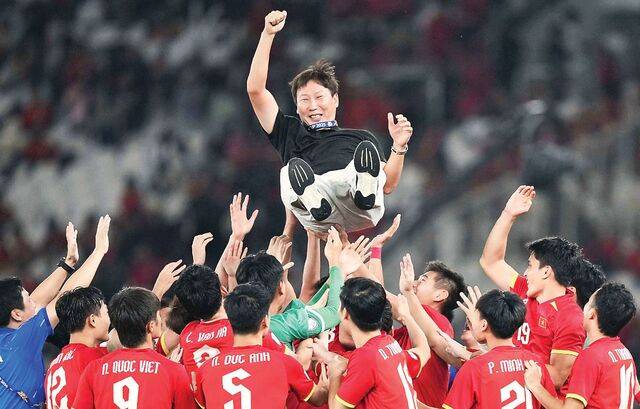 김상식 베트남 U-23 축구대표팀 감독이 지난 29일(현지시간) 인도네시아 자카르타에서 열린 2025 아세안축구연맹 U-23 챔피언십 결승에서 인도네시아를 1 대 0으로 이긴 뒤, 선수들에게 헹가래를 받고 있다. AP연합뉴스