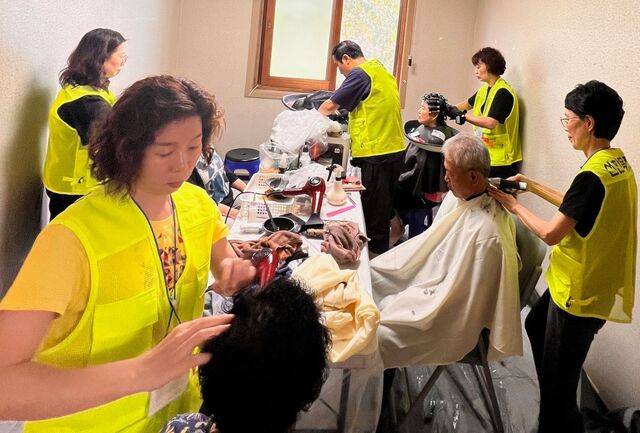 선한목자교회 바울교구 교인들이 최근 안동 빛과소금교회에서 어르신들 미용봉사를 하는 모습. 선한목자교회 제공
