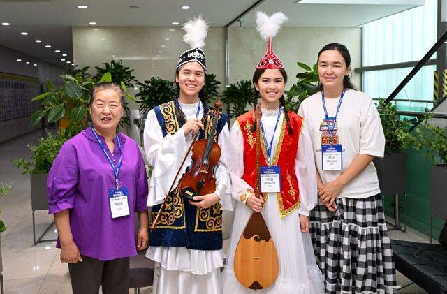 박선희 카자흐스탄 선교사와 사라·마리암양, 자드라씨(왼쪽부터)가 30일 서울 영등포구 신길교회에서 현지 선교에 대해 설명하고 있다. 신석현 포토그래퍼