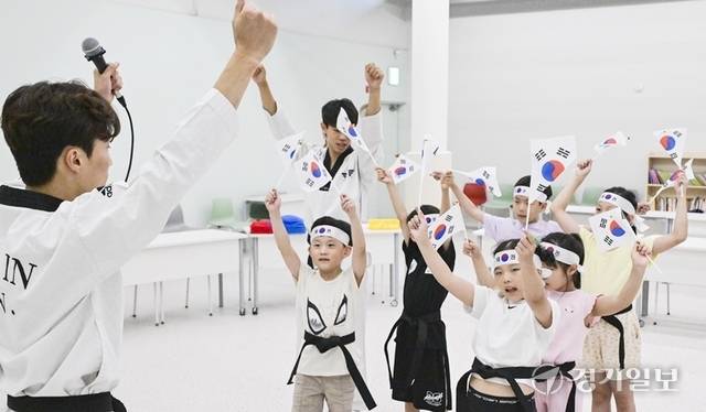경기도어린이박물관 2025 여름방학 특별프로그램 ‘예술로, 방학생활’ 중 광복절을 앞두고 ‘쿵! 짝! 발차기 댄스’를 배우는 어린이들. 홍기웅기자