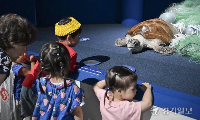 '우리는 지구별 친구들' 전시에서 어린이들과 대화를 나누는 로봇인 바다거북 '오로라'. 홍기웅기자