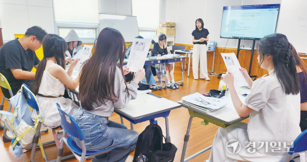 안산 한국어랭귀지스쿨 수업 모습. 박화선기자