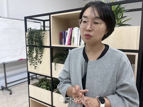 ▲24일 서울 정동 경향신문사에서 임아영 경향신문 노동 담당 기자가 미디어오늘과 인터뷰하고 있다. 사진=정민경 기자.