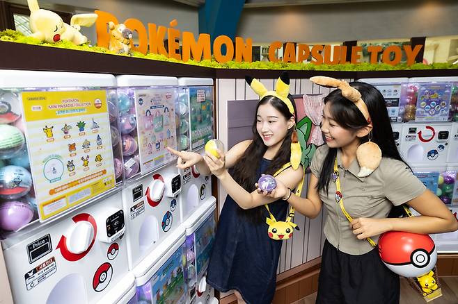 다양한 상품을 랜덤으로 뽑을 수 있는 가챠 샵 / 사진=롯데월드 어드벤처