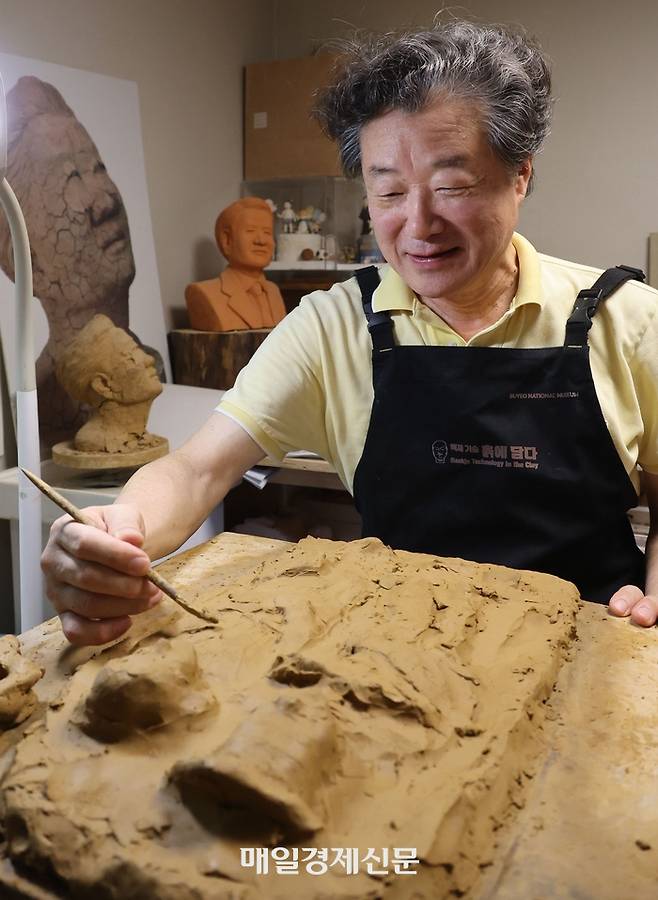 서울 용산구 서빙고동 자택의 작업실에서 흙 작품을 만들고 있는 김준규 전 검찰총장. 왼쪽 작품이 그가 가장 아끼는 자소상 ‘메멘토 모리’다. <이승환 기자>