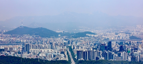 22일 경기도 성남시 청계산 매바위에서 바라본 서울 서초구·강남구(아래)와 한강 이북 아파트 단지. [사진 출처 = 연합뉴스]