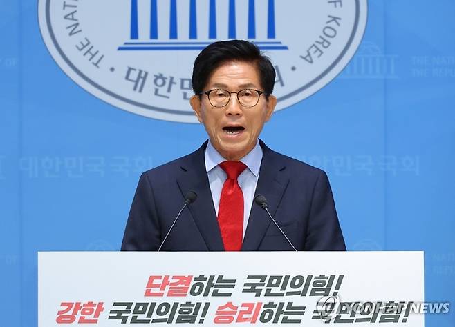 국민의힘 당 대표 선거에 출마한 김문수 후보가 31일 서울 여의도 국회 소통관에서 비전·공약 발표를 하고 있다. [사진 = 연합뉴스]