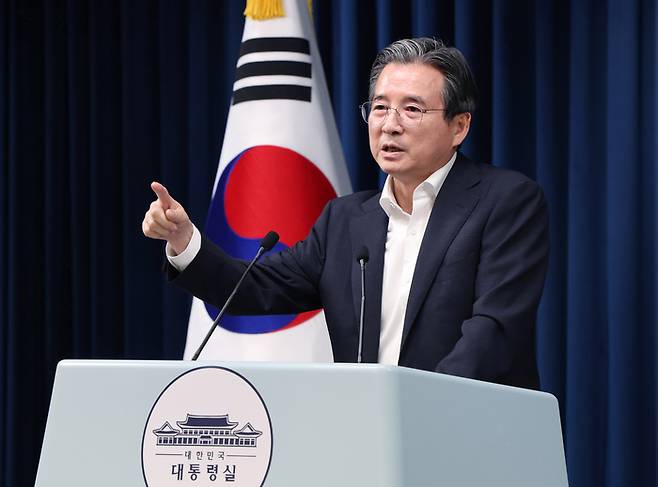 김용범 대통령실 정책실장이 31일 서울 용산 대통령실 청사에서 한미 관세 협상 타결 관련 브리핑 뒤 취재진의 질문에 답하고 있다. [김호영 기자]