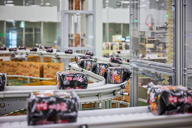 삼양식품 밀양 제1공장에서 제조돼 미국으로 수출되는 불닭볶음면 제품이 컨베이어 벨트를 따라 운반되고 있다.  삼양식품