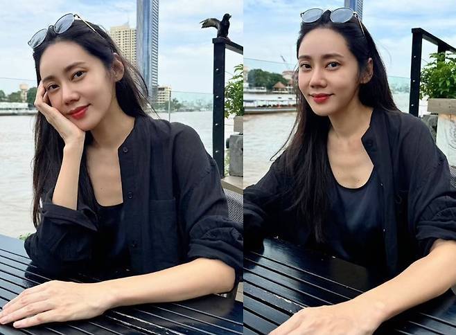 추자현이 블랙 셔츠로 담백한 시크미를 뽐냈다.사진=추자현 SNS