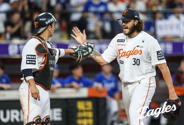 폰세와 최재훈. 사진=한화 제공