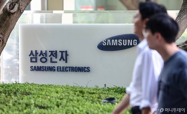 삼성전자가 28일 글로벌 대형기업과 22조 7648억 원의 반도체 위탁생산 공급계약을 체결했다고 공시했다.  사진은 삼성전자 서초사옥. /사진=뉴스1