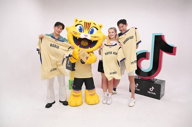 지난 30일 서울 강남구 삼성동 틱톡코리아 오피스에서 열린 특별 라이브 행사에서 FC바르셀로나 마스코트 '캣(CAT)'과 크리에이터 로빈, 진우와해티가 함께 기념촬영을 하고 있다. /사진=틱톡