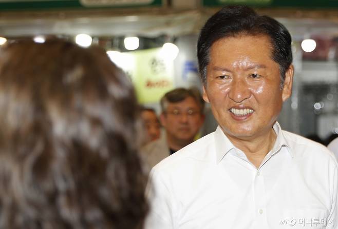 [인천=뉴시스] 김동영 기자 = 더불어민주당 당대표 후보인 정청래 국회의원이 30일 오후 인천 계양구 계양산전통시장에서 지지자와 만나 인사를 나누고 있다. 2025.07.30. dy0121@newsis.com /사진=김동영