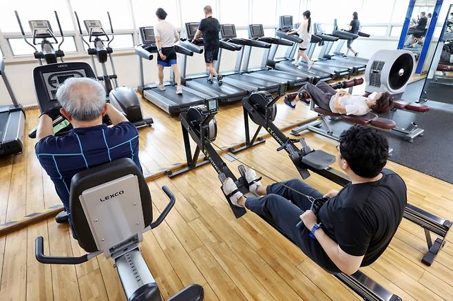 지난달 30일 서울 서초구 방배열린문화센터 코오롱스포렉스에서 시민들이 운동을 하고 있다.  / 사진 = 뉴스1