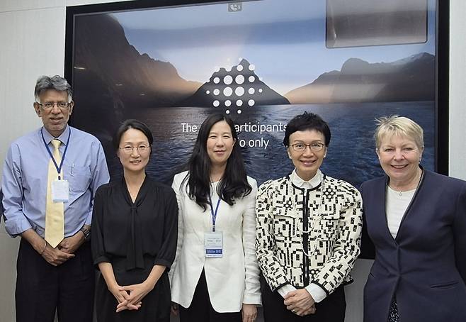 신한금융지주회사 이사회(의장 윤재원)는 윤재원 이사회 의장이 지난 5월27일부터 사흘간 홍콩, 싱가포르를 방문해 현지 주요 투자자들을 대상으로 한 IR(투자설명회)을 성공적으로 마쳤다고 1일 밝혔다. 27일 홍콩에서 (사진 왼쪽부터)아마르 길 ACGA 사무총장, 박유경 APG자산운용 EM주식부문장, 윤재원 신한지주 이사회 의장, 카 시 리우 홍콩신탁이사회협회장, 프루 베넷 브런즈윅그룹 파트너가 기념촬영을 하고 있다. /사진제공=신한금융지주