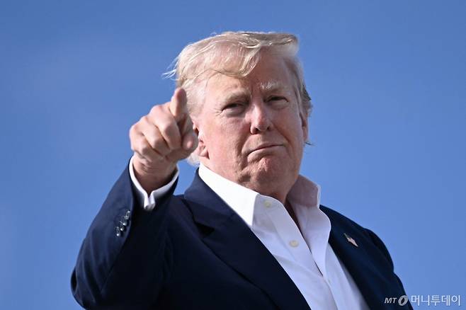 29일(현지시간) 도널드 트럼프 미국 대통령이 스코틀랜드에서 워싱턴으로 돌아가는 대통령 전용기(에어포스원)에 탑승하고 있다./AFPBBNews=뉴스1