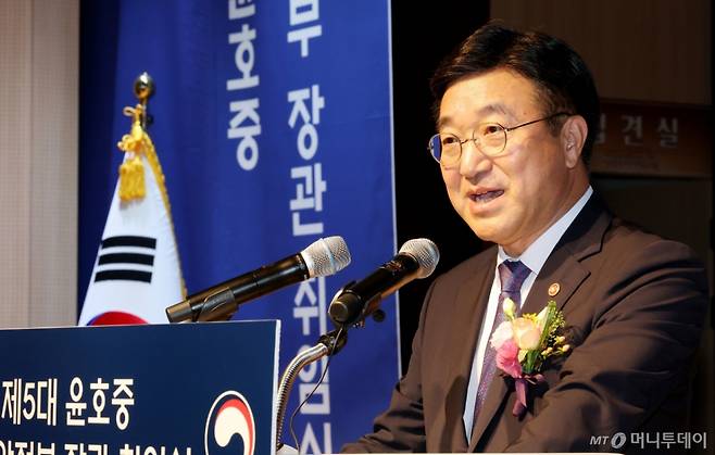 (세종=뉴스1) 김기남 기자 = 윤호중 행정안전부 장관이 25일 오전 세종시 정부세종청사 중앙동 대강당에서 열린 취임식에 참석하여 취임사를 하고 있다. 2025.7.25/뉴스1 Copyright (C) 뉴스1. All rights reserved. 무단 전재 및 재배포, AI학습 이용 금지. /사진=(세종=뉴스1) 김기남 기자