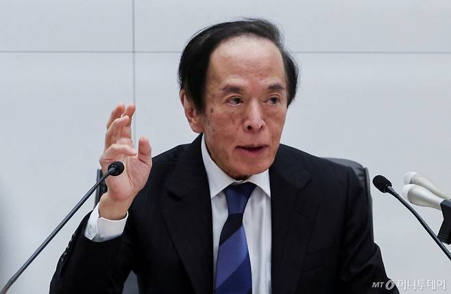 (도쿄 로이터=뉴스1) 우에다 가즈오 일본은행 총재가 1일(현지시간) 도쿄에서 금융정책결정회의를 마친 뒤 기자회견을 갖고 "미국과 관세 협상 합의하더라도 다소의 불확실성은 남을 것이다”고 밝히고 있다. 2025.05.02   ⓒ 로이터=뉴스1  Copyright (C) 뉴스1. All rights reserved. 무단 전재 및 재배포,  AI학습 이용 금지.
