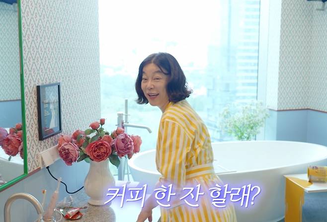 최화정이 매일 아침 서울숲이 내려다보이는 욕실에서 커피를 내려 마시는 일상을 공개했다. /사진=유튜브 갈무리