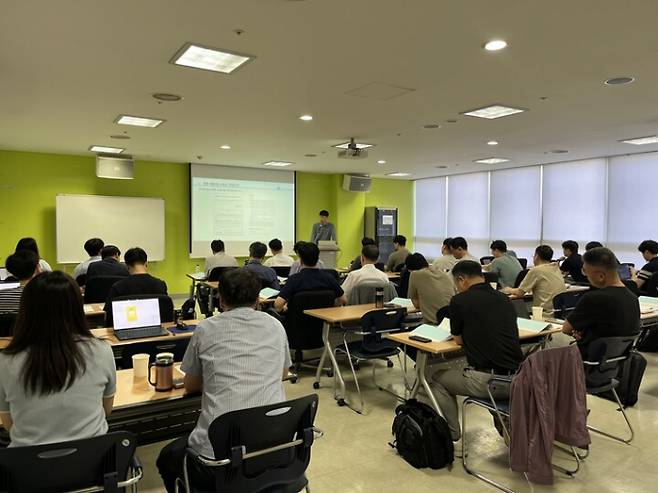 경기대진테크노파크와 서울테크노파크가 지난 29일, 서울 노원구 서울테크노파크에서 '제조AI특화 스마트공장 설명회 및 AI 역량강화 교육'을 공동 개최하고 있다.  /사진제공= 경기대진테크노파크