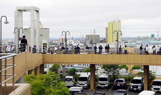 러시아 극동 캄차카반도 인근 해역에서 규모 8.8 강진이 발생해 태평양 연안 국가들이 국민과 관광객 들에게 쓰나미 경보를 내리는 등 긴장속에 하루를 보냈다. 사진은 지난 30일(현지시각) 러시아 극동 캄차카 반도에 지진이 발생한 가운데 일본 홋카이도 구시로에서 쓰나미를 대피한 시민들 전경. /사진=로이터
