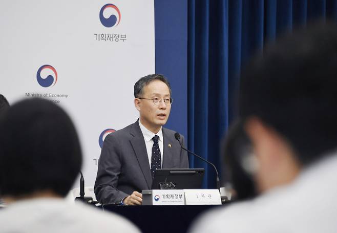 정부가 주식 거래에 따른 세율을 높이면서 배당주 투자를 장려한다. 사진은 지난 29일 '2025년 세제개편안 상세 브리핑'에 나선 이형일 기획재정부 차관./사진=뉴스1