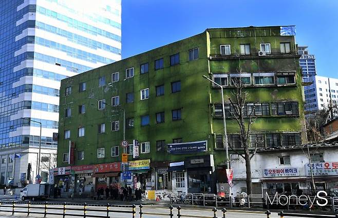 충정 아파트 재개발 사업이 도심 속 노른자위 입지라는 장점에도 두 차례나 유찰되며 지연되고 있다. 사진은 충정 아파트 전경. /사진=장동규 기자