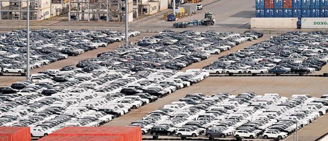 과제 안은 수출車 : 한·미 관세협상이 타결된 31일 오전 경기 평택항에 수출용 자동차가 주차돼 있다. 백동현 기자