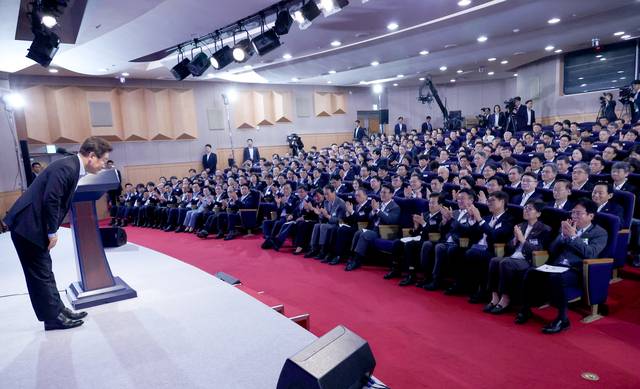 이재명 대통령이 31일 정부서울청사에서 고위공직자들을 대상으로 특별 강연을 마친 뒤 인사하고 있다. 연합뉴스