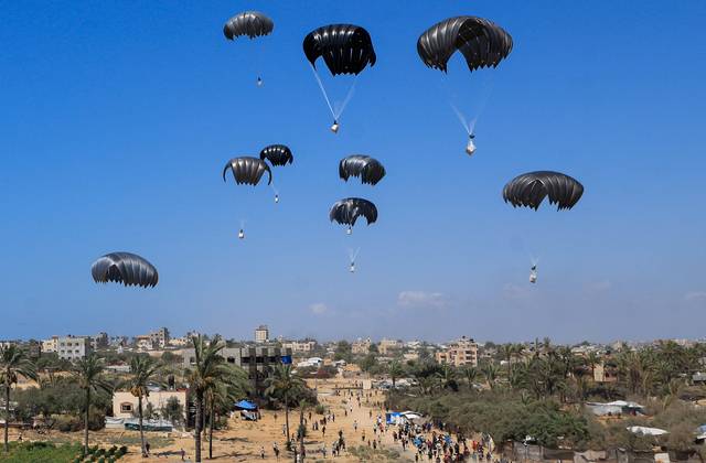 31일 가자지구 중심가로 항공기에서 투하한 구호 물자가 떨어지고 있다. 로이터 연합뉴스