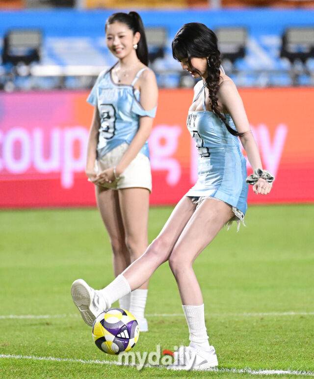 2025년 7월 30일 오후 경기도 수원월드컵경기장에서 쿠팡플레이 시리즈 '팀K리그와 뉴캐슬 유나이티드 FC'의 경기가 열렸다.가수 아이브 장원영이 시축하고 있다.