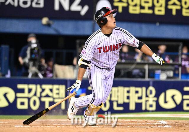 2025년 7월 10일 오후 서울 잠실구장에서 '2025 신한 SOL뱅크 KBO 리그' 키움 히어로즈와 LG 트윈스의 경기.LG 박관우가 7회말 1사 1루서 대타로 나와 동점 투런포를 치고 있다./마이데일리