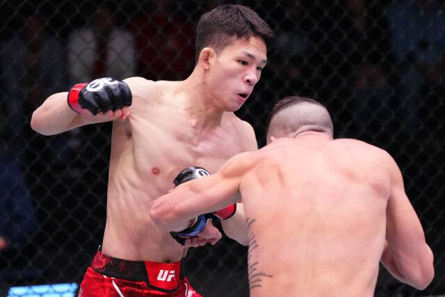 상대에게 펀치를 날리는 박현성(왼쪽). /UFC 제공