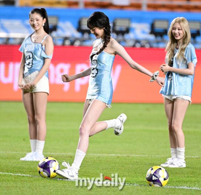 그룹 아이브 장원영이 시축을 하고 있다. / 마이데일리