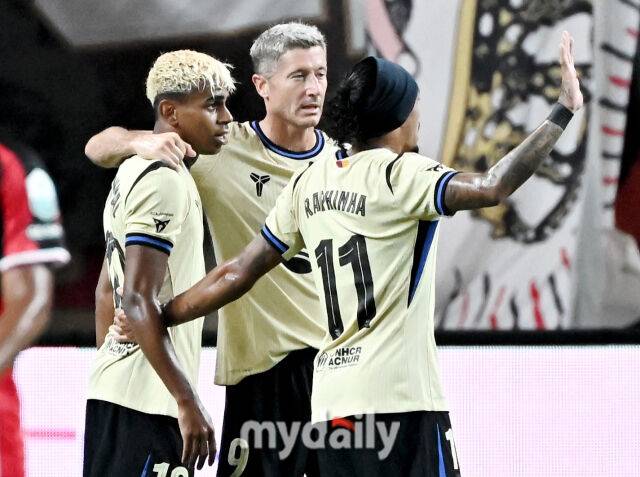 FC바르셀로나 라민 야말(왼쪽)이 31일 오후 서울 상암동 서울월드컵경기장에서 진행된 'FC 바르셀로나 2025 아시아투어 에디션' FC바르셀로나와 FC서울의 경기에서 전반14분 추가골을 넣은 뒤 레반도프스키와 환호하고 있다./송일섭 기자